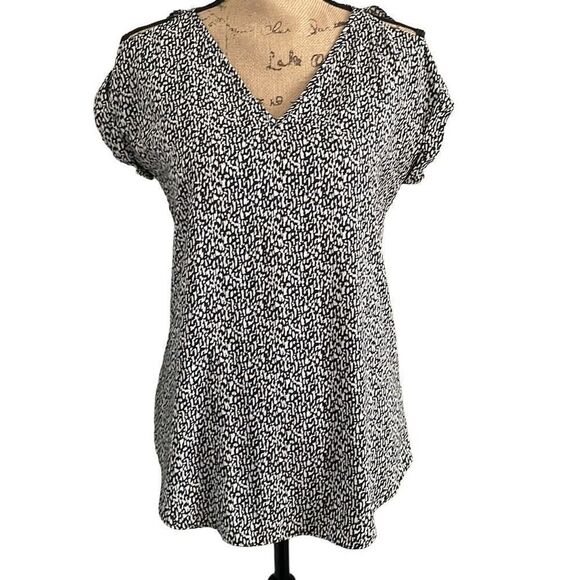 EUC Express Black White Print Open Shoulder Cufffed Short Sleeve V Neck Blouse - - Picture 1 of 7